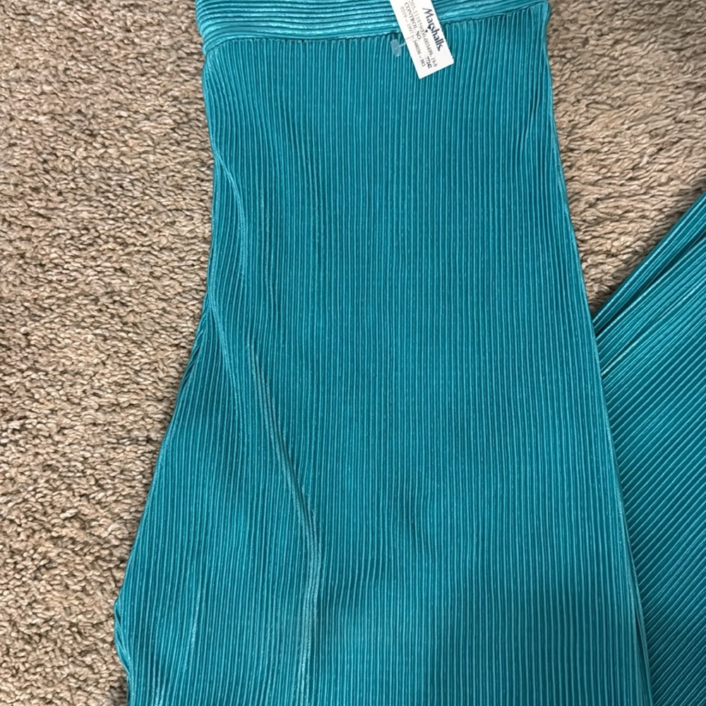 Two piece set - Picture 3 of 3